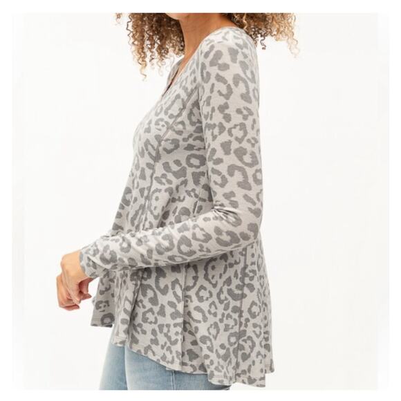 NWT Grey Leopard Women’s Size Medium Hi-Low Hem Long Sleeve Flattering Top K172 - Picture 3 of 7